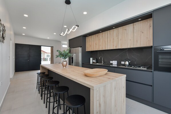 Fridge, microwave, oven, stovetop - Tranquil 3 BD / 3.5 BATH house in Noord with Pool, AC, WiFi (Noord)