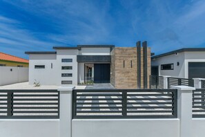 Exterior - Tranquil 3 BD / 3.5 BATH house in Noord with Pool, AC, WiFi (Noord)