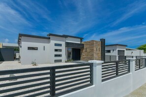 Exterior - Tranquil 3 BD / 3.5 BATH house in Noord with Pool, AC, WiFi (Noord)