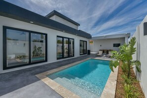 Outdoor pool - Tranquil 3 BD / 3.5 BATH house in Noord with Pool, AC, WiFi (Noord)