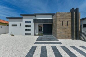 Exterior - Tranquil 3 BD / 3.5 BATH house in Noord with Pool, AC, WiFi (Noord)