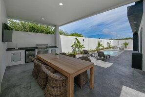 Outdoor dining - Tranquil 3 BD / 3.5 BATH house in Noord with Pool, AC, WiFi (Noord)