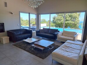 Smart TV, fireplace