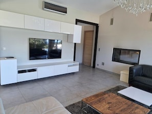 Smart TV, caminetto