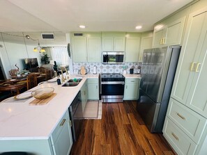 Fridge, microwave, oven, stovetop - Casa Del Mar isla del sol casa Del Mar 2/2 Parking WiFi (St Petersburg)