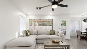 Comfort House, 5 Bedrooms, Non Smoking, Private Pool | Living room - 5 BD Gilbert Home 4 Min to Downtown (Gilbert)