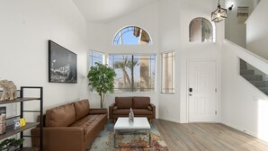 Interior - 5 BD Gilbert Home 4 Min to Downtown (Gilbert)