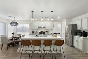 Comfort-Haus, 5 Schlafzimmer, Nichtraucher, eigener Pool | Essbereich im Zimmer