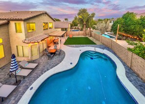 Outdoor pool, sun loungers - 5 BD Gilbert Home 4 Min to Downtown (Gilbert)