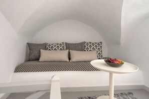 Villa - havudsigt | Opholdsområde | 28-tommers smart-tv med kabelkanaler