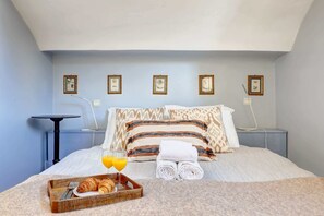 1 chambre, bureau, fer et planche à repasser, lit de bébé portatif