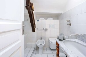 Regadera, secadora de cabello, toallas 