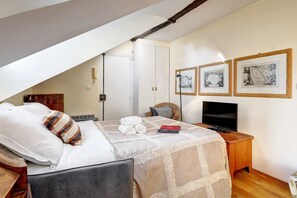 1 habitación, escritorio, tabla de planchar con plancha y cuna de viaje 