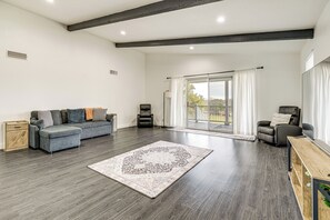 Apartment (3 Bedrooms) | Interior - Private Hot Tub & Golf Course Views: Lakeway Gem (Lakeway)