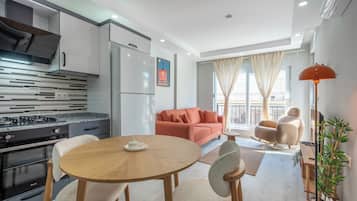 Réfrigérateur, four, lave-vaisselle, cafetière/bouilloire