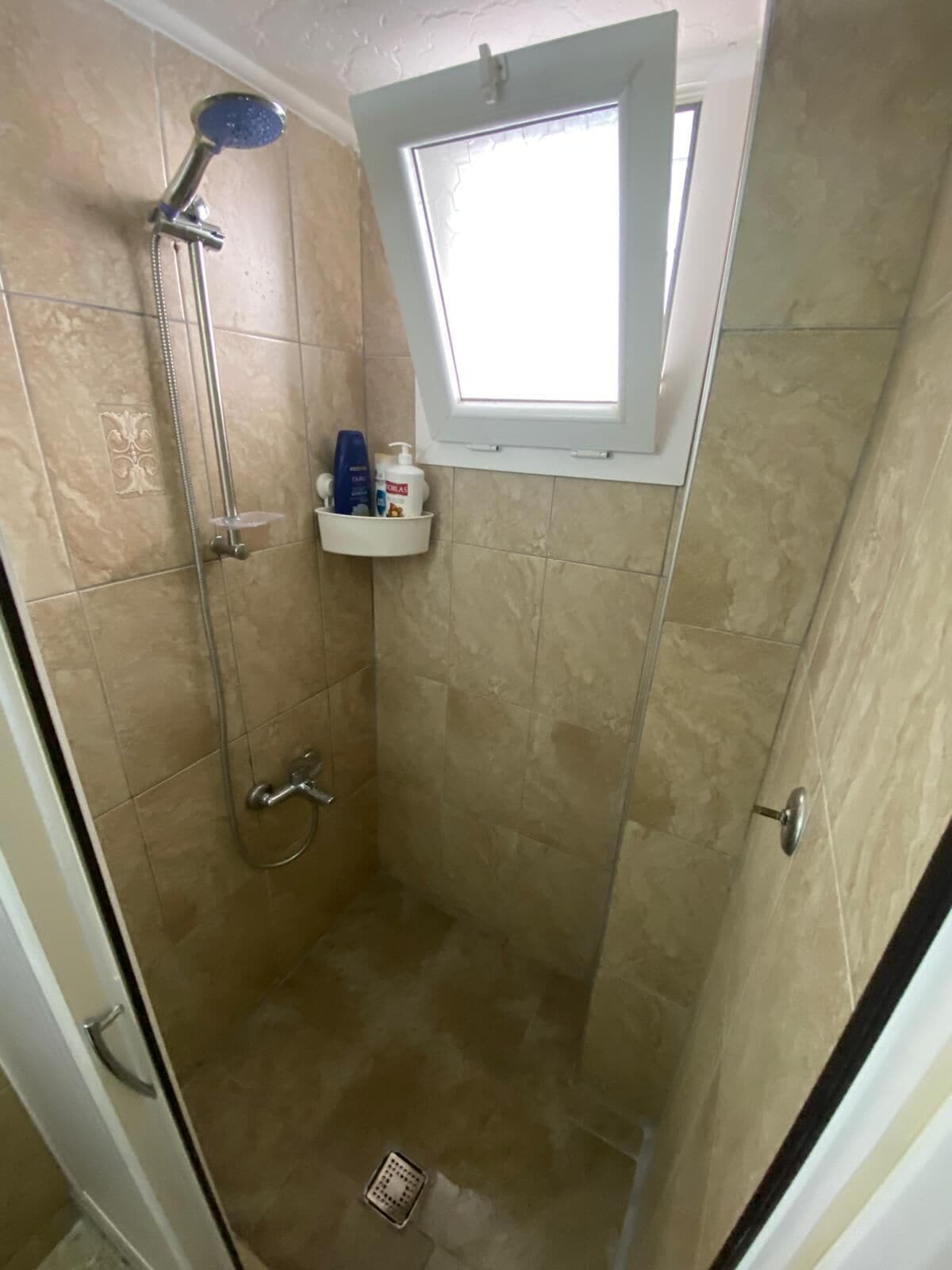 Suihku, hiustenkuivaaja, pyyhkeet, saippua