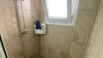 Suihku, hiustenkuivaaja, pyyhkeet, saippua