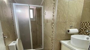 Douche, sèche-cheveux, serviettes fournies, savon