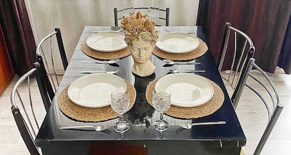 Cozy 2-bedroom condo with WiFi, AC in beautiful İzmir