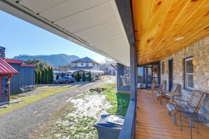 House (1 Bedroom) | Interior - 2 Blocks to Appalachian Trail! Couple's Retreat (Hot Springs)