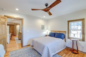 House (1 Bedroom) | Interior - 2 Blocks to AT: Mountain View Cabin Unit 2 (Hot Springs)