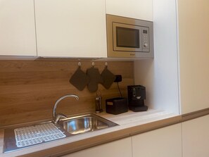 冷蔵庫、電子レンジ、オーブン、コンロ