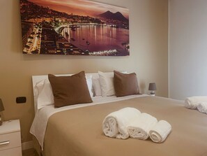 1 bedroom, iron/ironing board, travel cot, free WiFi - Dante's Suite Naples (napoli)