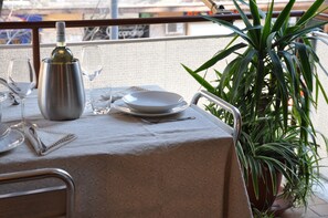 Outdoor dining - Rome House Jambokella Apartment in the historic district of Monteverde (Roma)