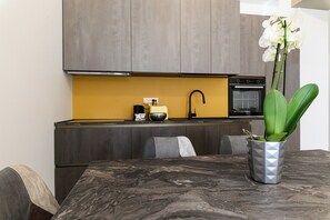 Fridge, oven, stovetop, dishwasher