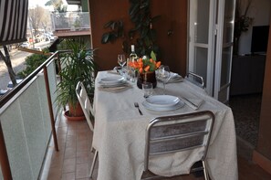 Outdoor dining - Rome House Jambokella Apartment in the historic district of Monteverde  (Roma)