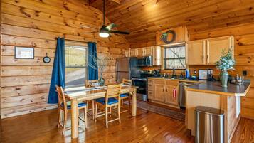 Mikroaaltouuni, liesi, astianpesukone, kahvin-/teenkeitin