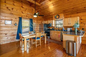 ميكروويف، موقد طهي مسطح، غسالة أطباق، ماكينة لصنع القهوة/الشاي