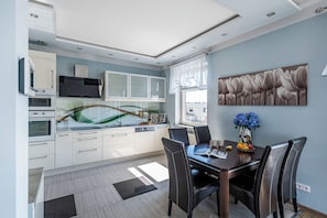 Classic Apartment, City View | In-room dining
