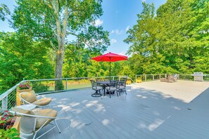 Interior - Firplace & Deck: Riverfront Heber Springs Home (Heber Springs)