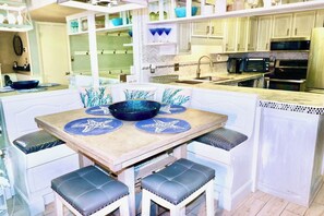 ثلاجة، ميكروويف، فرن، موقد طهي مسطح