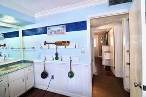 Douche, sèche-cheveux, serviettes fournies