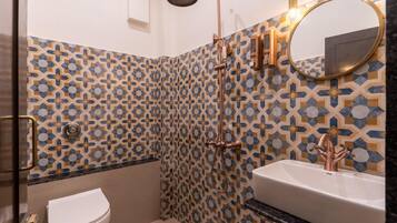 Ducha, bidet, toallas, jabón