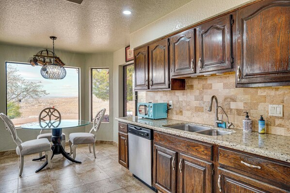 House (3 Bedrooms) | Interior