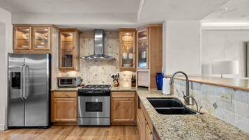 Frigorifero, microonde, forno, piano cottura