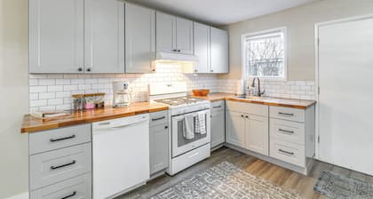 Close to Downtown & Parks: Modern Anchorage Home
