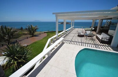 Mansion in João Fernandes - Beachfront