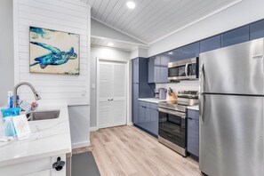 Een koelkast, een magnetron, een oven, een kookplaat