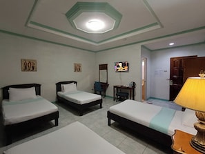 Family Room | Desk, laptop workspace, free WiFi, bed sheets