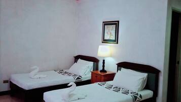 Phòng đôi Deluxe | Bàn, khu vực làm việc phù hợp cho laptop