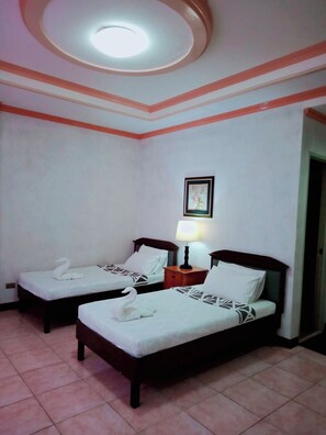 Bureau, espace de travail pour ordinateur portable, Wi-Fi gratuit