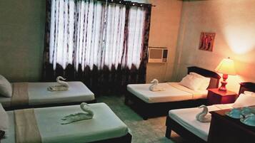 Family Room | Desk, laptop workspace, free WiFi, bed sheets