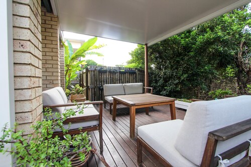 Peaceful 2BR • Walk to Cafes • Near Airport & CBD