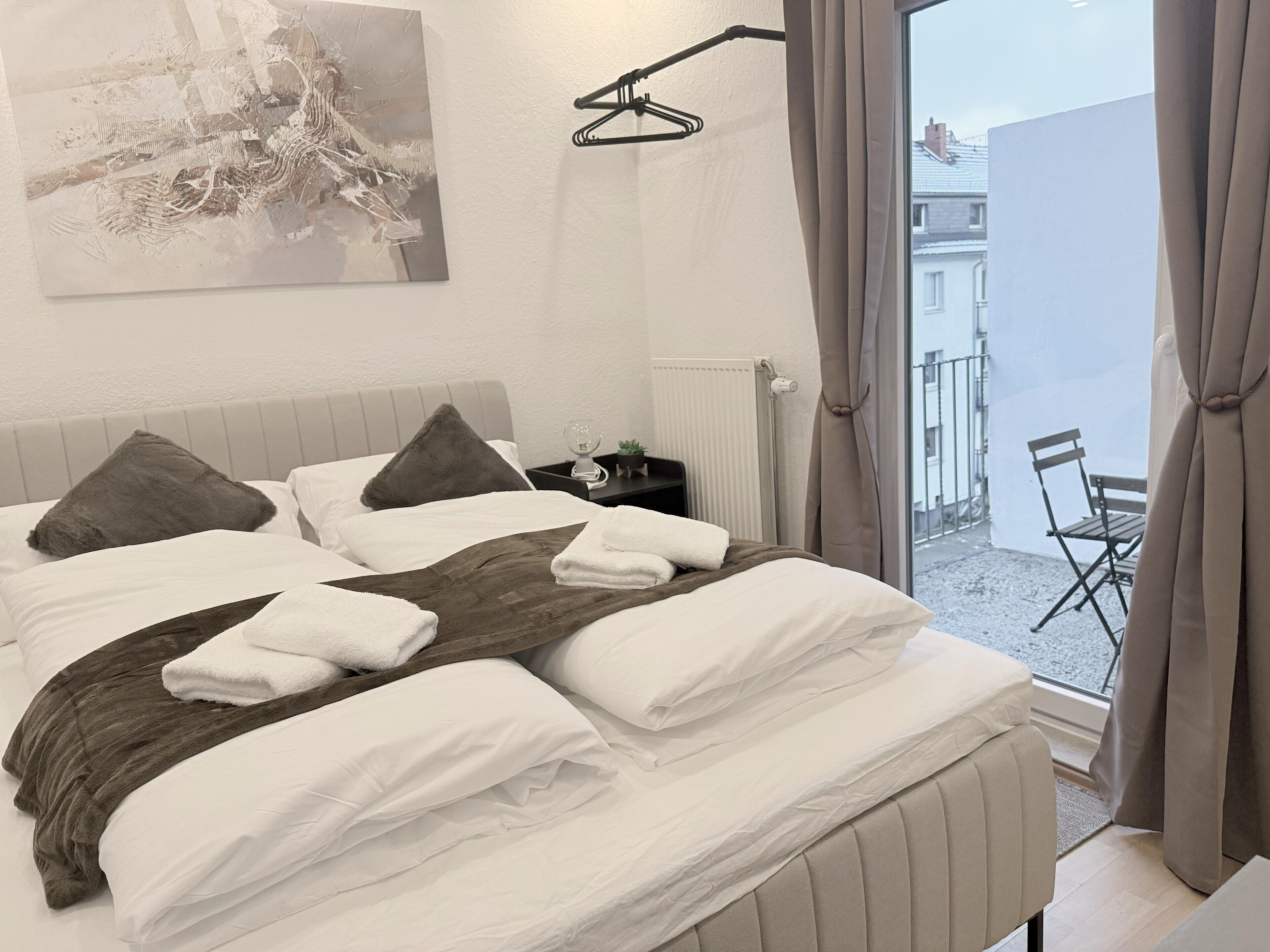 2 slaapkamers, een bureau, een strijkplank/strijkijzer, reisbedje