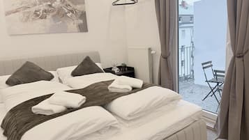 2 Schlafzimmer, Schreibtisch, Bügeleisen/Bügelbrett, Reisekinderbett