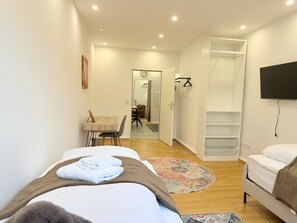 2 chambres, bureau, fer et planche à repasser, lit parapluie